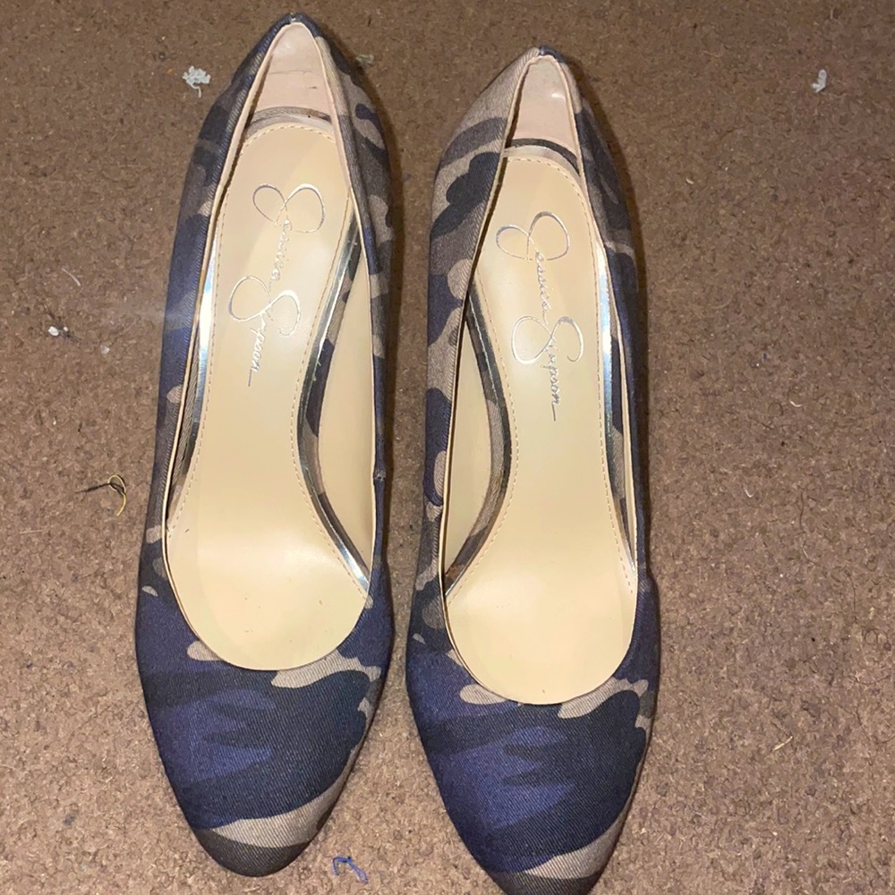Jessica Simpson camo high heels size 9 in great condition gently worn